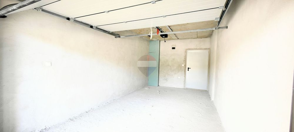 Две партерни съседни гаражни клетки за продажба, кв.Аспарухово, гр.Ва
