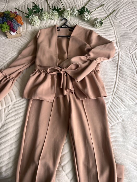 Дамски костюм в бежово