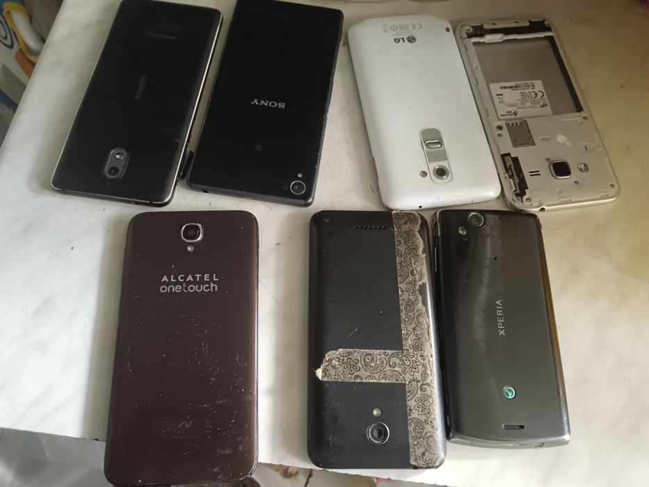 Продавам стари телефони