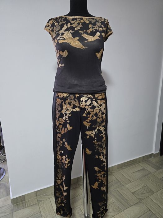 Pantaloni cu piele vegana si imprimeu deosebit cu auriu