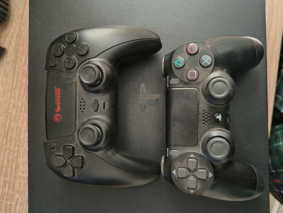 Play station 4 slim de 1tb cu doua manete și volan