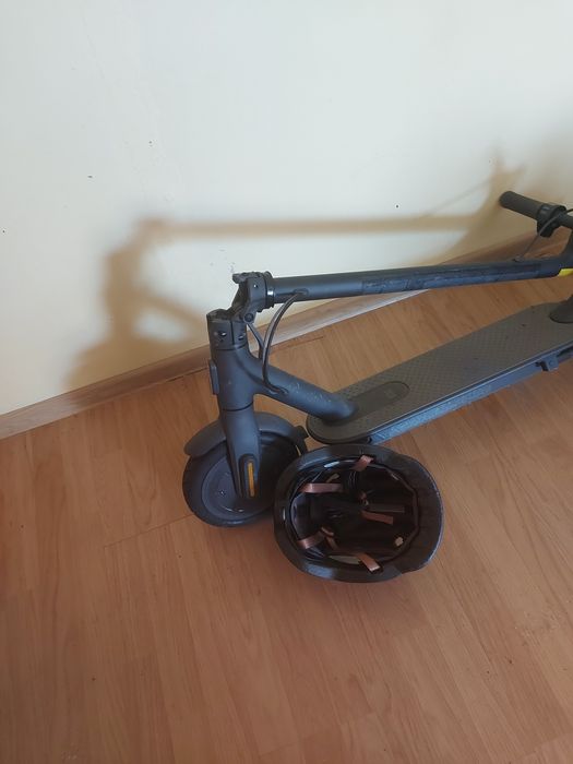 Trotineta electrica și casca de protectie