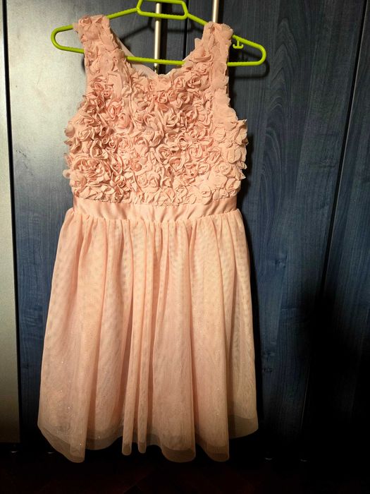 Rochie elegantă pentru o fată