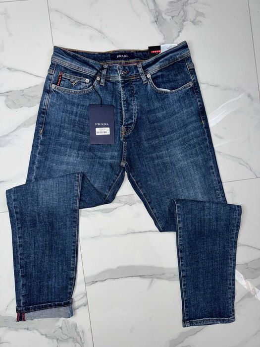 Blugi noi cu eticheta Prada