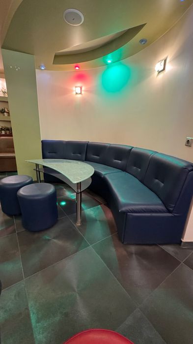 Сепаре с маса и две табуретки