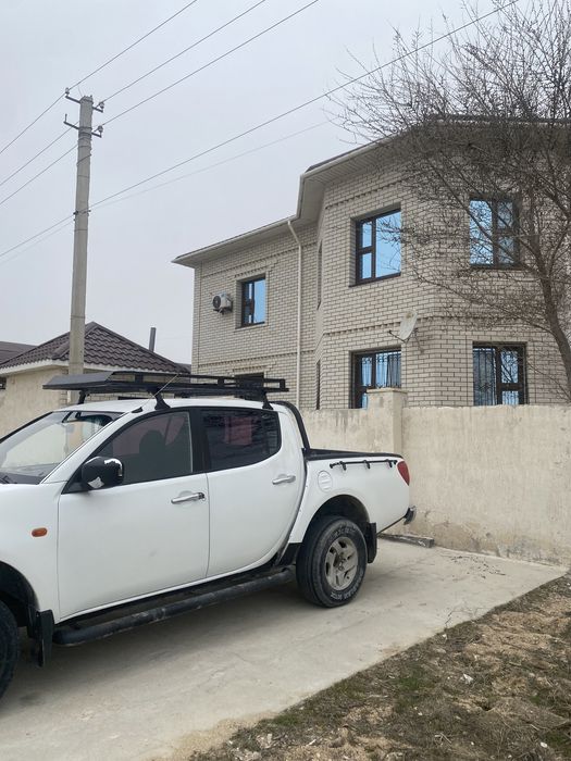 Автомобил л200