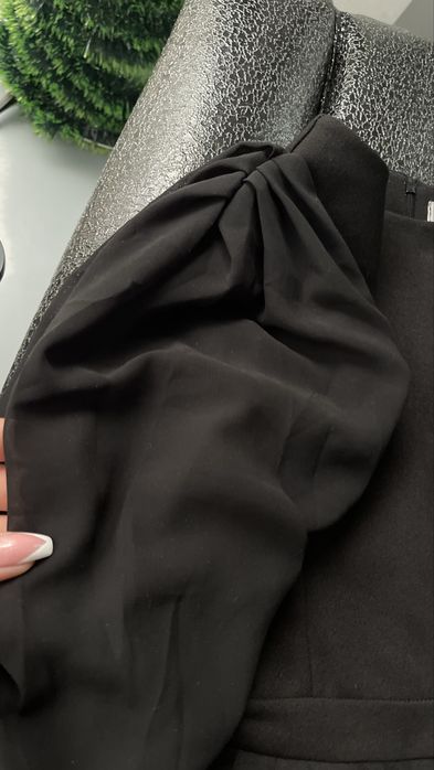 Прекрасен стилен гащеризон с красив ръкав от тюл