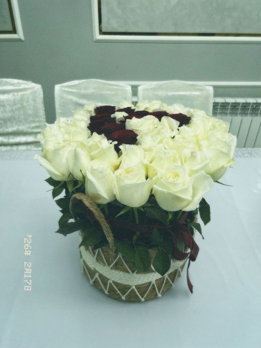 Цветы белые розы срочна продам