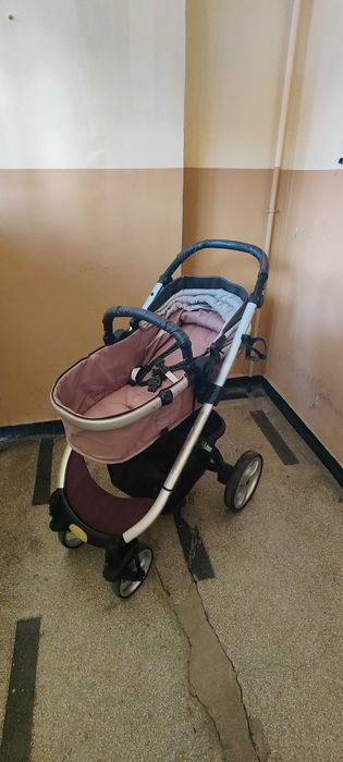Продава се бебешка количка.