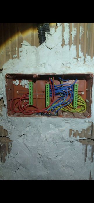 Electrician calificat cu experienta.