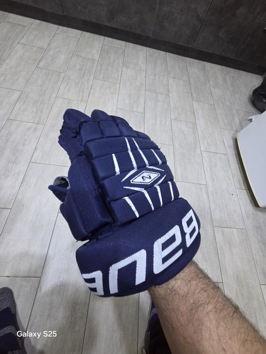 Хоккейные краги и шайбы.