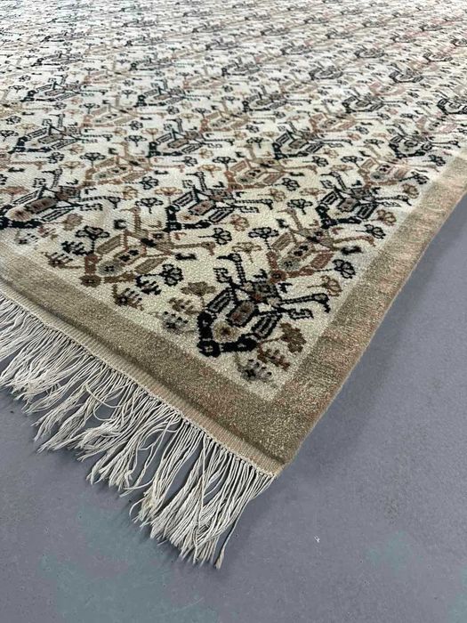 Марокански ръчнотъкан килим 370 х 243 см.