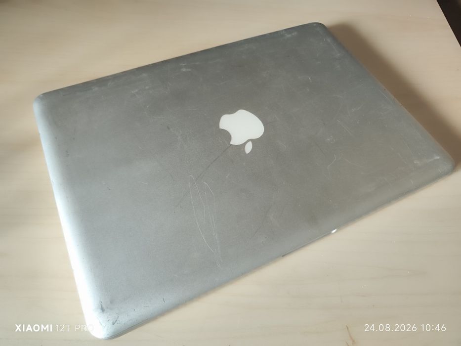 Два Apple лаптопа