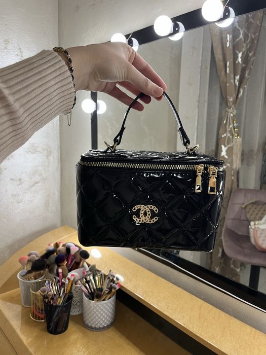 Geanta Chanel , neagra si eleganta