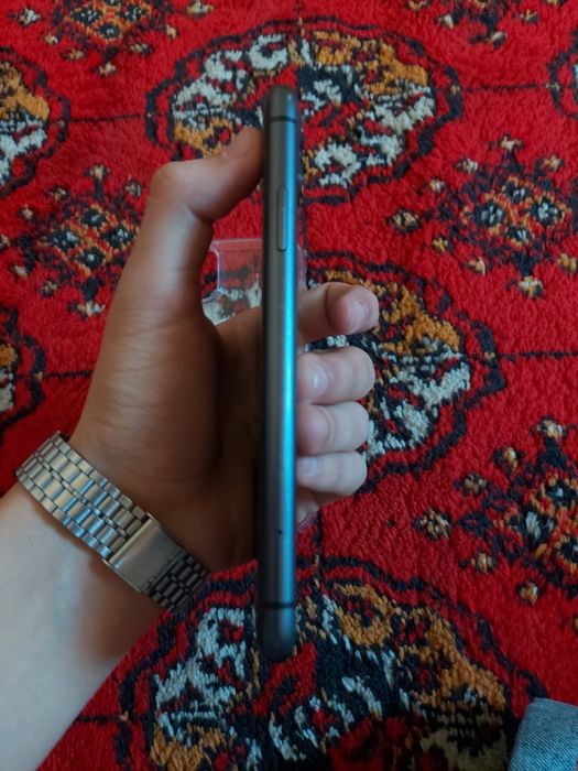 Iphone 11 qora sotiladi oladiganla tel qisin yo sms yosin