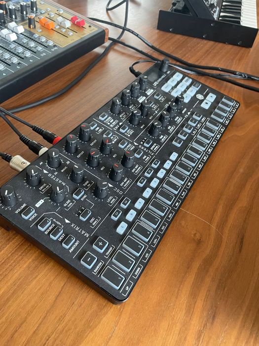 IK Uno Synth Pro X - Sintetizator