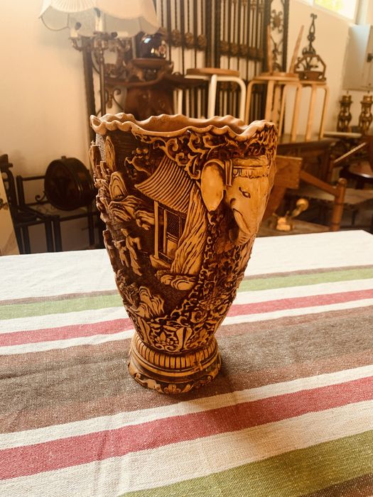 Декоративна ориенталска ваза с релеф – 90-те години