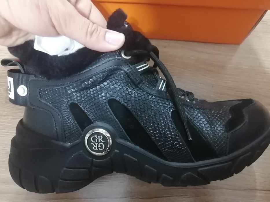 Зимние фирменные кроссовки