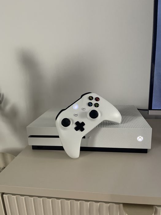 Xbox One S 1TB.