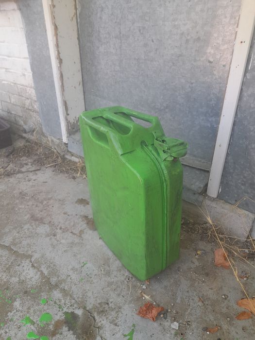 Метални туби за горива.