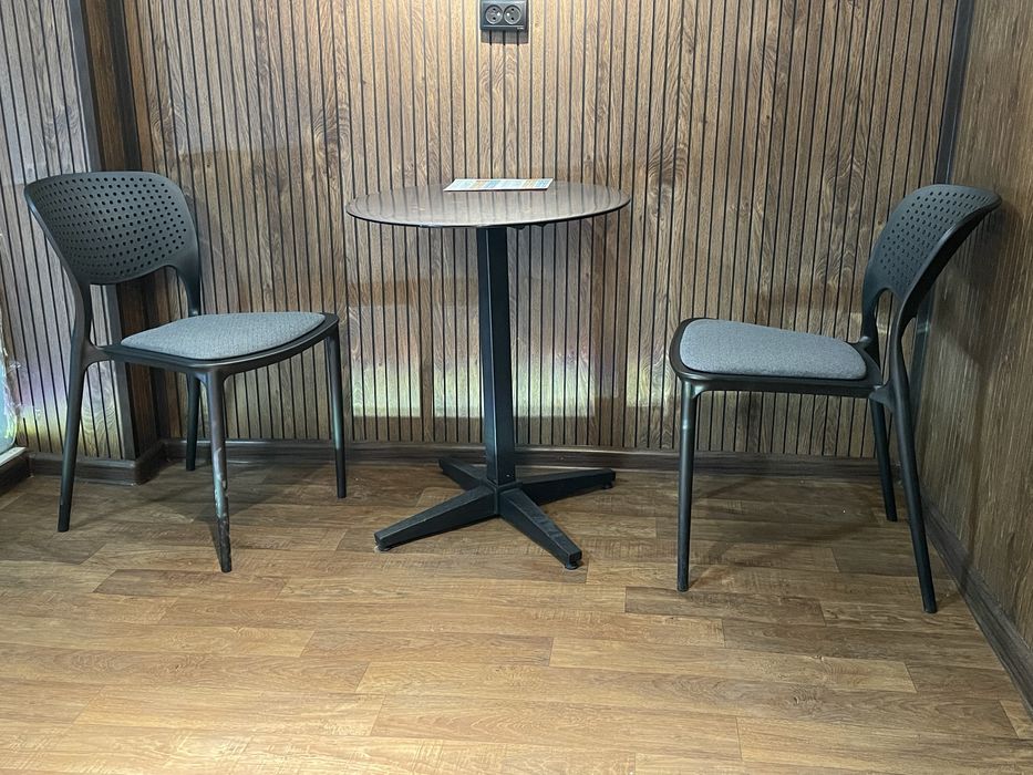 Кофейный стол со стульями 2 пары