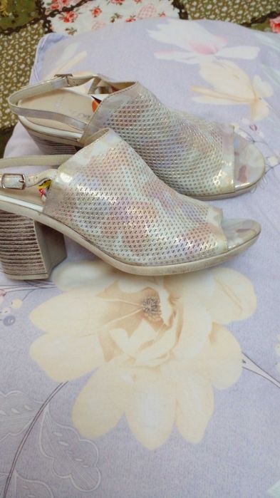 Продам обувь  и куртки недорого б/у