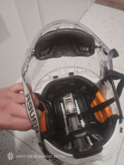 Продам шлем CCM белого цвета