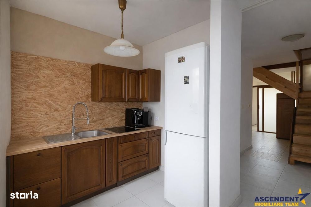 FILM! Constructie rustica tip Casa Verde, cu parau si panorama impresi