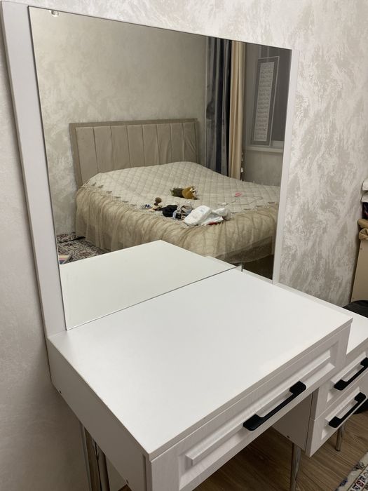 Туалетный столик с зеркалом