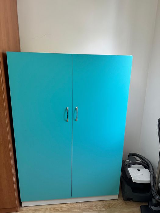 Стол и кровать, шкаф