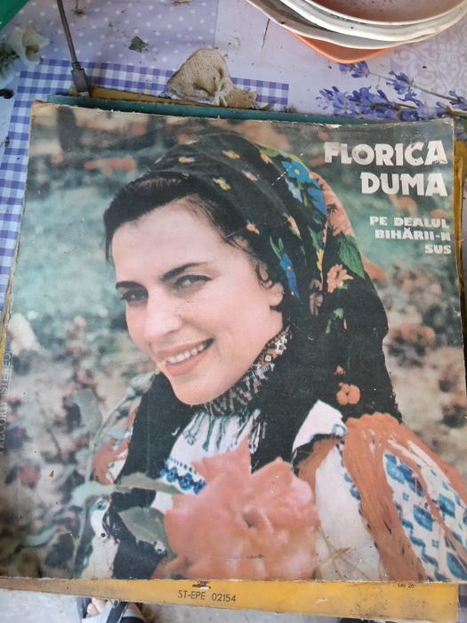Vand lot de 8 discuri cu muzica populara românească, sunt in stare bună. Banii sunt acceptați doar prin curier nu pe card