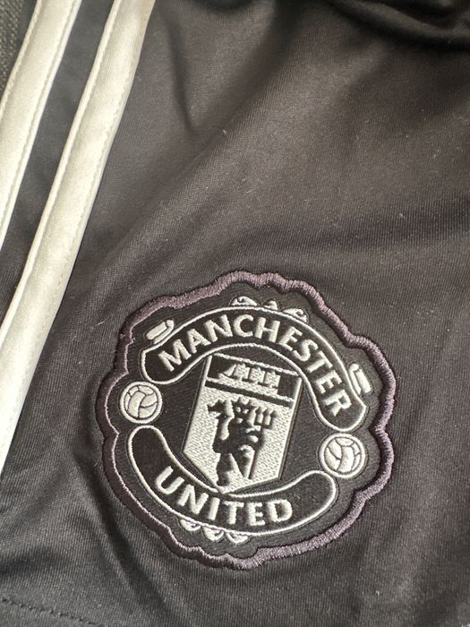 Оригинални къси панталони на Манчестър Юнайтед - размер 7-8 години