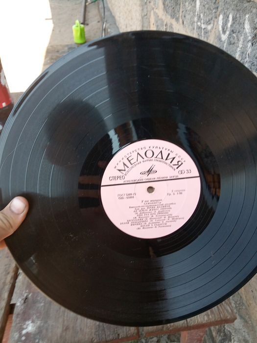 У нас молодых самоцветы