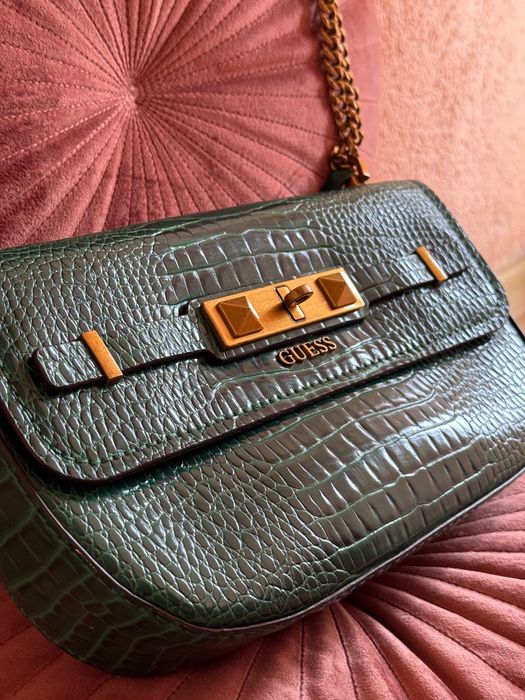 кожена чанта Guess