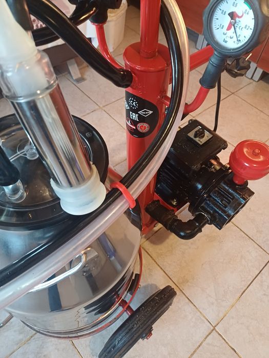 Vând aparat de muls vaci