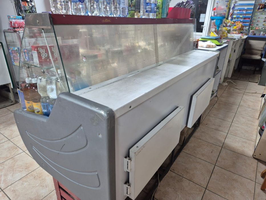 продам витринный холодильник
