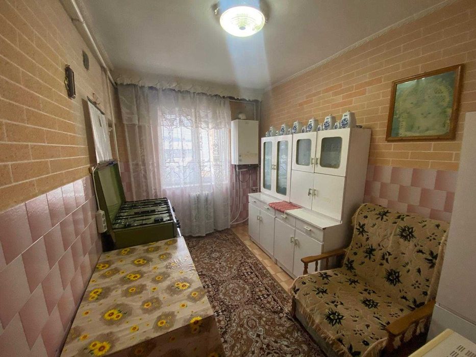 Vând apartament cu 3 camere, etaj 3, pret negociabil