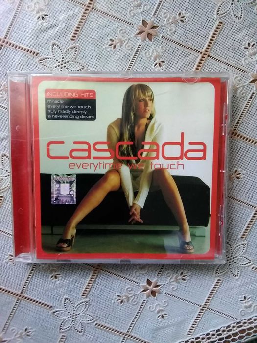 De vânzare CD -uri originale cu muzică.