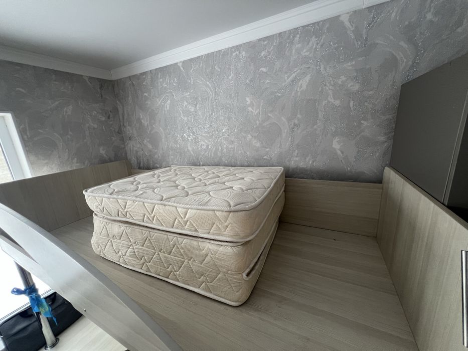 кровать,шкаф,стол