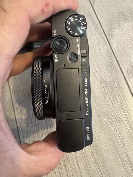 Aparat foto  NOU Sony RX100 VI