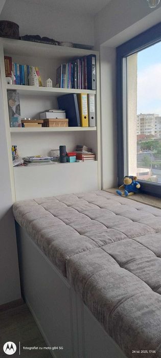 divan fereastra dormitor +biblioteca
