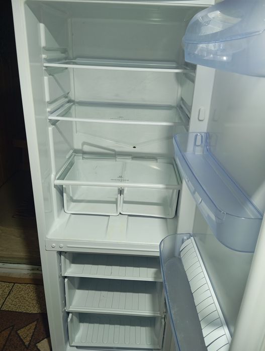 Продам холодильник indesit