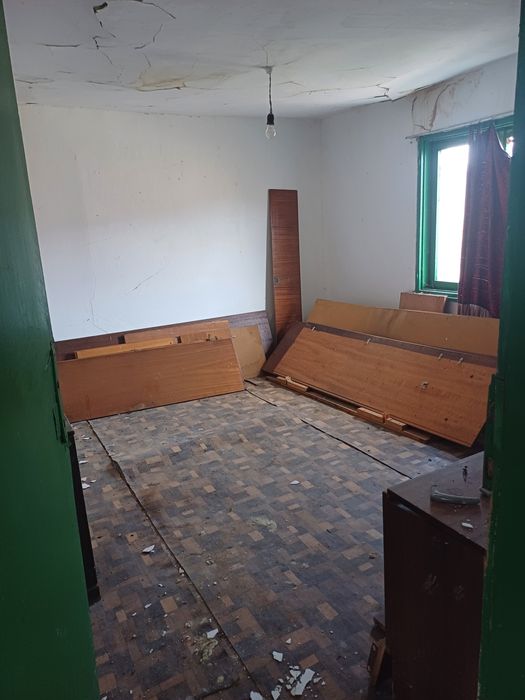 Тухлена къща с двор