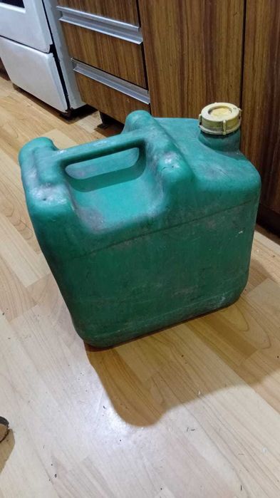 Продам канистру 20 л