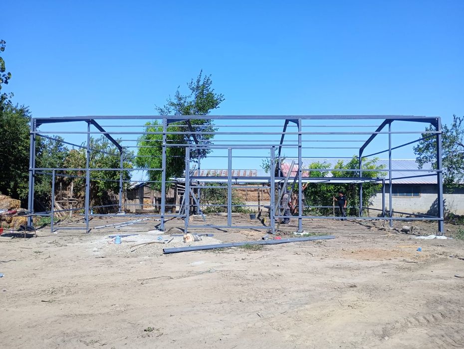 Vând hală metalică de pe stoc 15 m lățime cu 30 lungime cu 4 m la streașină facem și alte mărimi lucrăm fără avans