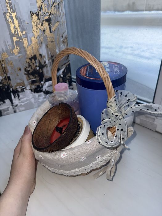 Корзинка и набор косметики