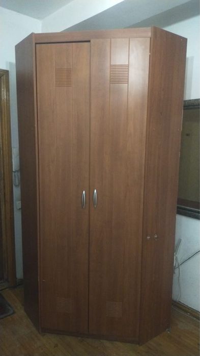 Шкаф угловой коричневого цвета