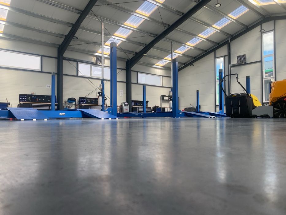 Vand hale si cladire birouri 950 mp utili