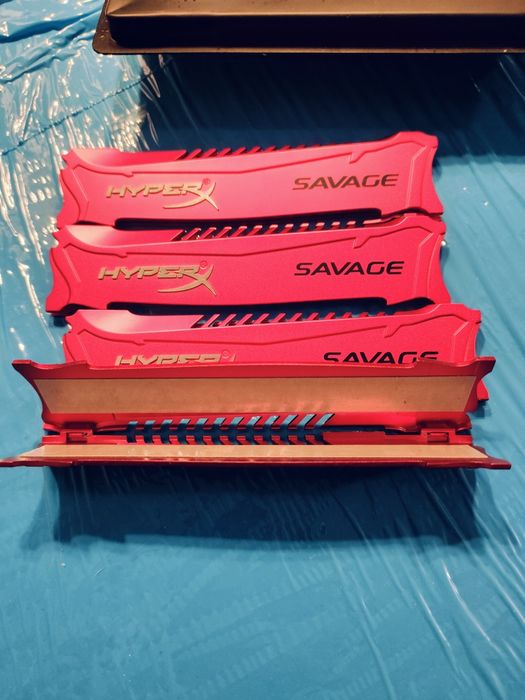 Set 4 x 4GB (16GB) Memorie  RAM SK Hynix PC3-14900E Server RAM DDR3 cu 4 x Heatsink HyperX Savage