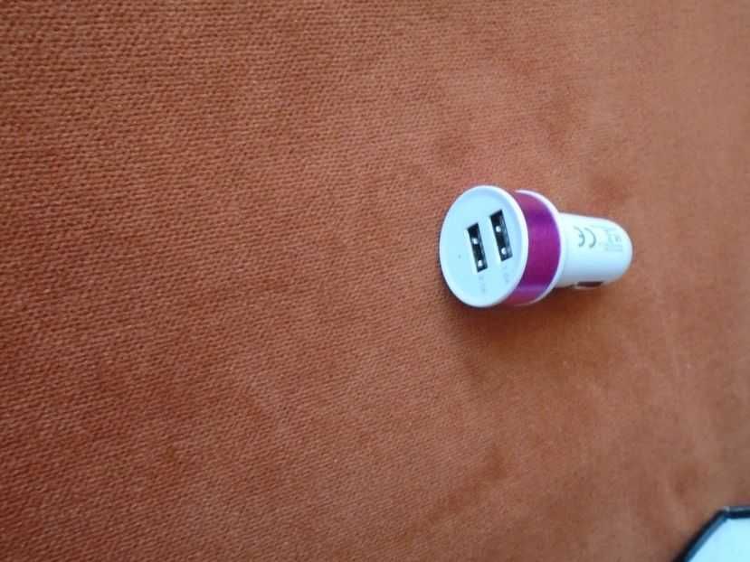 Alimentator auto bricheta masina cu 2 USB ( 2.1 A+ 1.0 A )